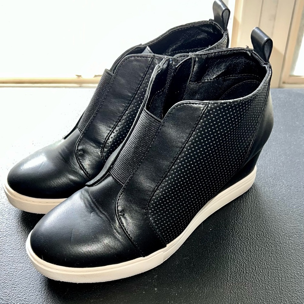 A New Day black zip up booties size 6.5